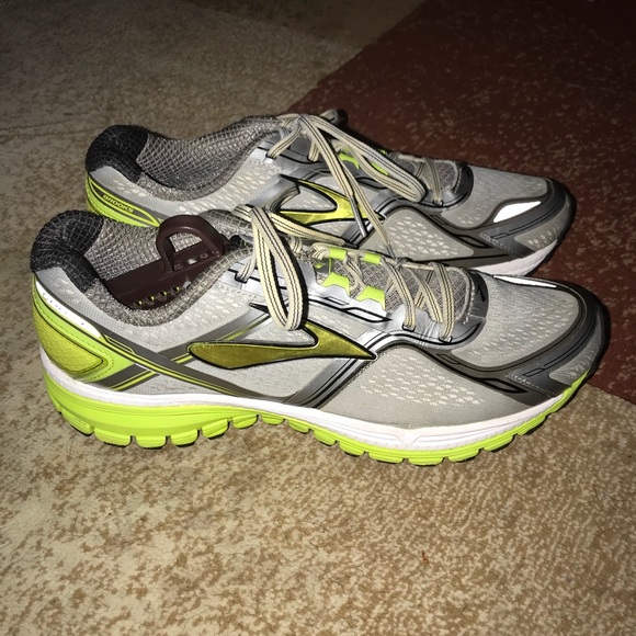 brooks tennis shoes mens